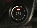 指先の操作でパーキングブレーキの「作動と解除」が行うことができる装備。ブレーキペダルから足を離しても停止し続けてくれるオートブレーキホールド機能。信号待ちなどの際には便利。ECO運転で低燃費走行♪