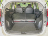 普段のお買い物や通勤、送迎等に十分な荷室スペースを確保しております。セカンドシートを倒すと、大きな荷物の積載も可能です♪