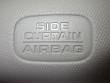 サイドカーテンエアバックシステムは、側面衝突時に大人から子供までさまざまな体格の乗員の頭部や頚部を広範囲で保護。特にセンターピラーへの頭部衝突を防ぐ展開性能を実現しています。