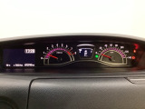 スピードメーターとタコメーターを大きく配した見やすいメーター部になっています。左側のインフォメーション画面でオドメーターや燃費などの情報を確認できます。