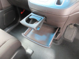 運転席からも助手席からも使いやすい位置に、引き出し式ドリンクホルダーとスマホなどを置けるトレイを配置しています。