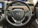 ハンドルにHondaセンシング系のクルーズコントロールやレーンキープアシストなどのスイッチと、オーディオの操作スイッチが装備されています。ハンドルから手を離さず安全に操作できます。