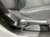 シートハイトアジャスターが付いているので運転姿勢を調整するのに便利ですね。身長に合ったシートポジションは安全運転や疲労軽減にもつながります。