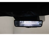 【デジタルインナーミラー】車両後方カメラの映像を映します。ヘッドレストや荷物などで視界を遮らずに後方を確認することができます。切替レバーを操作して通常のミラーモードに変更ができます。