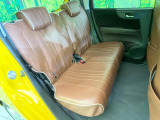 後部座席も気になるようなキズ・汚れやへたり等、大きなダメージはなく、良好な状態です。