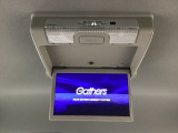 天井にリア席モニターが付いています。ナビゲーションで再生しているDVD等の映像を、後部座席の方にご覧いただくことができます。お子様にも大人気です。