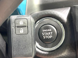 【キーレススタートシステム】カバンやポケットに入れたままでもドアの施錠・解錠が可能なスマートキーを装備。エンジンのオン・オフ時もカギを取り出す必要が無いからとっても便利です♪