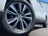 【純正18インチアルミホイール】外観にマッチした純正アルミホイールを装着しております。各種社外アルミホイールや、スタッドレスタイヤも取扱いしております。是非ご相談ください♪