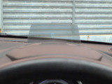 運転視界の遠方上方に虚像を投影することで前を見ながら情報の視認ができます。本当にドライバーが必要な情報を適切に伝え、楽しんで頂くことを考えた新世代装備です。※虚像は1.5m前方に浮かぶイメージです。
