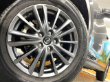 【純正17インチアルミホイール】外観にマッチした純正アルミホイールを装着しております。各種社外アルミホイールや、スタッドレスタイヤも取扱いしております。是非ご相談ください♪