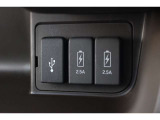 2.5AのUSB(急速充電)が付いており、車内でもしっかりとスマートフォン等の機器へ充電可能です♪