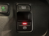 指先の操作でパーキングブレーキの「作動と解除」が行うことができる装備。ブレーキペダルから足を離しても停止し続けてくれるオートブレーキホールド機能。信号待ちなどの際には便利。ECO運転で低燃費走行♪