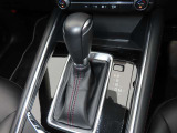 CX-5のシフトレバーです。MTモード付きの6ATで、しなやかな走りを支えます。また、足元にはフロアマットも装着済みです。