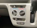 マニュアルエアコンは使いやすいダイヤル式です。