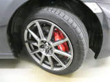 スポーティな印象を与える純正ホイールです。どこまでも走っていきたくなるようなデザインですね♪