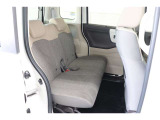 後席シートは分割可倒式。乗せる荷物や乗車人数に合わせて片側ずつ倒すことが出来ます。