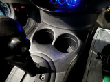 シフト前方にカップホルダーがございます
