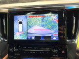 【パノラミックビューモニター】専用のカメラにより、上から見下ろしたような視点で360度クルマの周囲を確認することができます☆死角部分も確認しやすく、狭い場所での切り返しや駐車もスムーズに行えます。