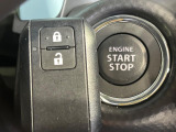 【キーレススタートシステム】カバンやポケットに入れたままでもドアの施錠・解錠が可能なスマートキーを装備。エンジンのオン・オフ時もカギを取り出す必要が無いからとっても便利です♪