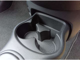 小物入れにもなるドリンクホルダーがシフトレバー前方に付いて便利です