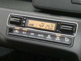 【オートエアコン】車内温度を感知して自動で温度調整をしてくれるのでいつでも快適な車内空間を創り上げます!どの席に座っても快適なドライブが楽しめます♪