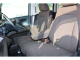 ゆったりした運転席・助手席です。運転席はシートハイトアジャスターつきで高さ調整が可能ですので、いろいろな方のドライビングポジションに合いますね♪
