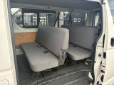 〔後席シートの画像〕 目立つ傷や穴もなく状態良好です!