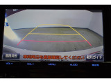 バックモニター付き。車両後方の映像が画面に表示されるので、車庫入れが苦手な人も安心です。ただし、目視確認もお忘れなくお願いいたします。