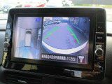 自車を真上から見下ろすように映し出すので周囲の状況が分かるアラウンドビューモニター搭載。フロントカメラとしても使用できます。車庫入れなど苦手な人の頼りになる助っ人です。