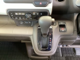 シフトはインパネシフト、パーキングブレーキは電子制御となっています。