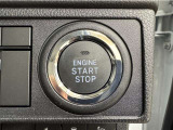 エンジンスタートボタンです。キーが車内にあれば、エンジンの始動・停止はブレーキを踏んでスイッチを押すだけ!キーを取り出す手間を省き、ワンプッシュでエンジンを操作するので簡単でスムーズです。