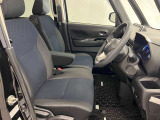 運転席も広くゆとりのある室内です