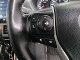 ステアリングには運転中でも簡単に操作できる各種スイッチついてます