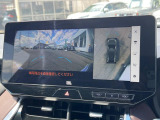 【パノラミックビューモニター】専用のカメラにより、上から見下ろしたような視点で360度クルマの周囲を確認することができます☆死角部分も確認しやすく、狭い場所での切り返しや駐車もスムーズに行えます。
