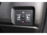 リアは両側パワースライドドアで開閉には運転席のスイッチ、もしくはスライドドアのドアハンドルを軽く引くだけで自動開閉します。