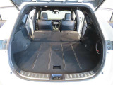 簡単に広がるラゲッジスペース♪可倒リヤシートを前に倒せばラゲッジスペースがさらに拡大!大きな荷物も収まります(^^)