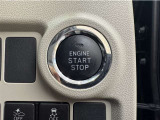 エンジンスタートボタンです。キーが車内にあれば、エンジンの始動・停止はブレーキを踏んでスイッチを押すだけ!キーを取り出す手間を省き、ワンプッシュでエンジンを操作するので簡単でスムーズです。