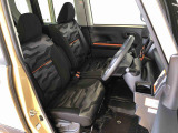 運転席の座面高さを調整できるシートリフターが付いています。フロントシートはベンチシートを採用で、座面も広く使い勝手もいいですよ♪