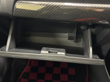 【グローブボックス】車検証入れ等の収納に便利です♪