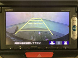【バックカメラ】運転が苦手な方も車庫入れラクラクです!ギアをリバースに入れれば自動的に切り換わりますので、面倒な操作は不要です♪狭い駐車場もお車を傷つけず安心ですね!