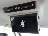 後席モニター装備:セカンドシート・サードシートにご乗車の方は、ドライブ中も天井部についているモニターでTV等をお楽しみ下さい♪♪使用しない時は、画面を天井部分に格納できます!
