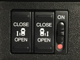 【両側パワースライドドア】両側がパワースライドドアになっており、運転席のスイッチやスマートキーでも開閉が可能です!開口部も広いので乗り降りも楽々♪