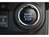 ワンプッシュで楽々エンジンスタート!キーを取り出さず、ドアノブに触れるだけでドアを施錠&解錠も可能です。