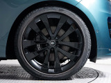 23インチブラックホイール装備!力強さと重厚感を感じさせる立体感のあるスポーク、車体全体のバランスを考慮した洗練されたデザイン性でレンジローバースポーツの魅力を際立たせます!