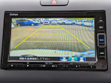 駐車時の安全確認をサポートするバックカメラも使用できます。インターナビで様々な情報を得ることもできます。