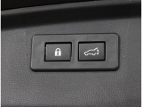 電動パワーリヤゲート搭載!ボタン一つで操作が可能で、キーレスエントリーや車内からも操作が可能な便利な機能です!!またメモリー機能もあり、狭い場所などでの開閉の際にも便利な機能です!