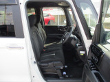 運転席と助手席のシートです。シートヒーターが装備されています。