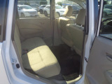 後部座席はお子様から大人の方までゆったりと座ることが出来ます。