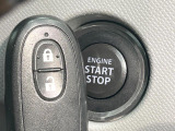 【キーレススタートシステム】カバンやポケットに入れたままでもドアの施錠・解錠が可能なスマートキーを装備。エンジンのオン・オフ時もカギを取り出す必要が無いからとっても便利です♪