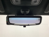 アドバンスルームミラーを装備しています。車両後方のカメラの映像をルームミラーに表示することで、クリアで広い視界を確保し走行時の安全運転をサポートします。通常のミラーモードとの切り替えも可能です。